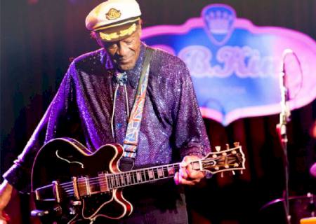 Chuck Berry, lenda do rock, morre aos 90 anos