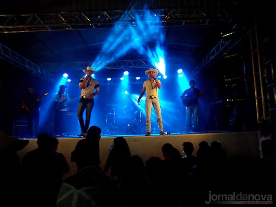 Dupla sertaneja de Nova Andradina conquista público com viola e música raiz