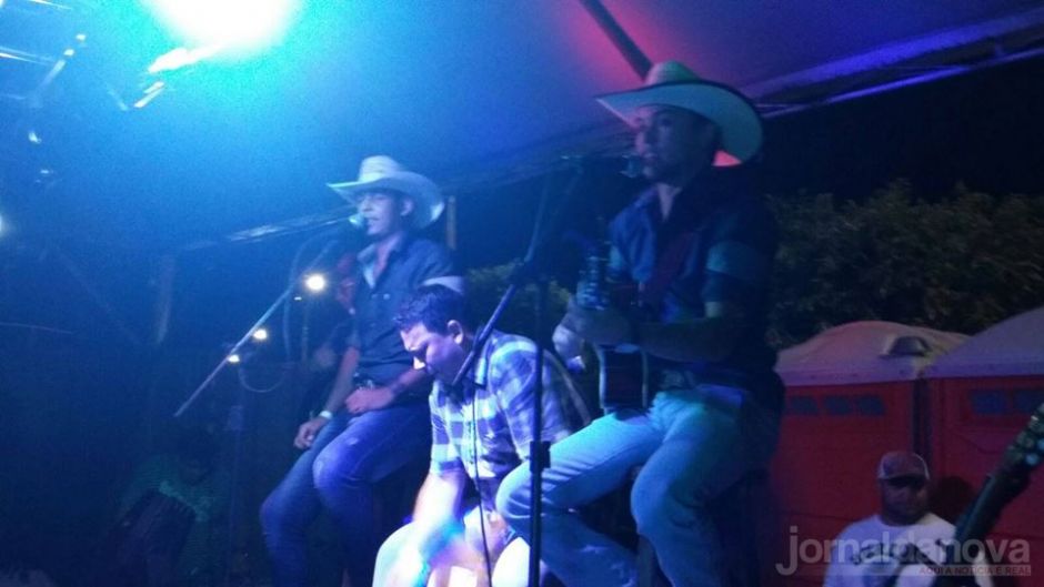 Dupla sertaneja de Nova Andradina conquista público com viola e música raiz