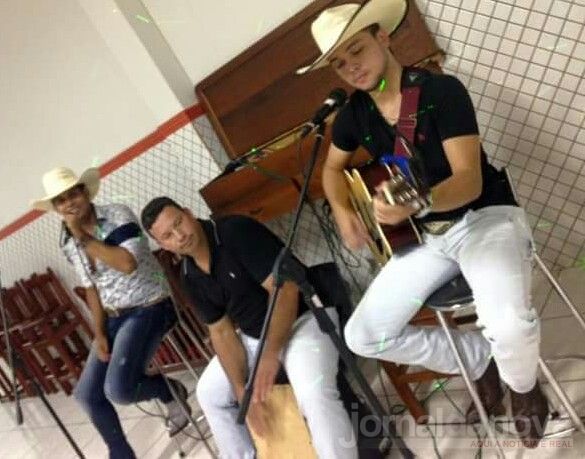Dupla sertaneja de Nova Andradina conquista público com viola e música raiz
