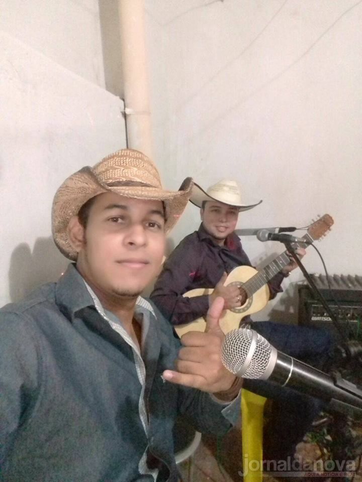 Dupla sertaneja de Nova Andradina conquista público com viola e música raiz