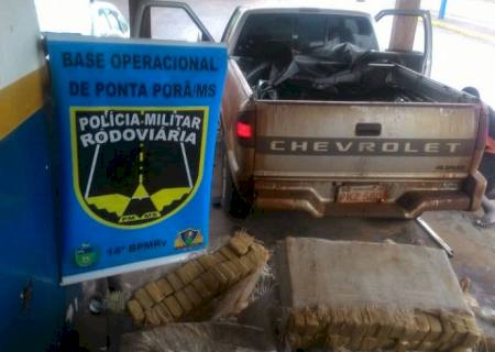 Ao ver barreira da PMR, traficante da meia volta e abandona veículo com droga