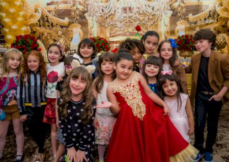 Atriz mirim Maria Eduarda Silva, a Duda da novela Carinha de Anjo, comemora aniversário em SP