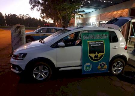 Condutor ao ver viatura da PMR tenta fugir de carro em movimento, mas acaba preso