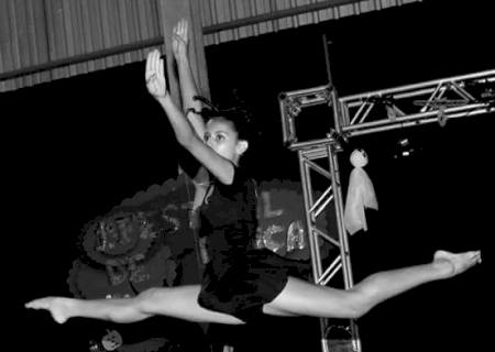 ''A dança é o que eu faço, essa é a minha vida'', diz dançaria de 15 anos