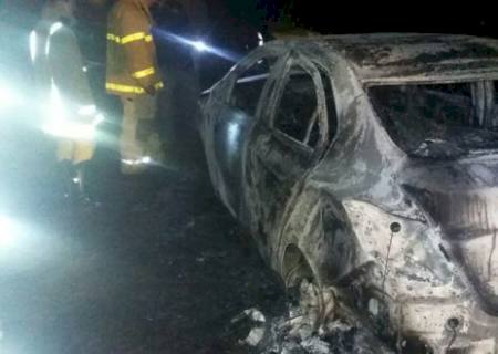Carro usado em execução na fronteira é achado incendiado