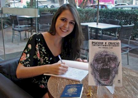 Jovem psicóloga lança livro para realizar sonho de estudar na França