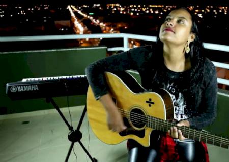 Lara Ferreira manda bem na produção de covers no You Tube