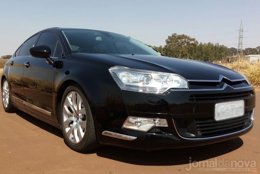 Paulinho Veículos com promoção em automóveis nacionais e importados