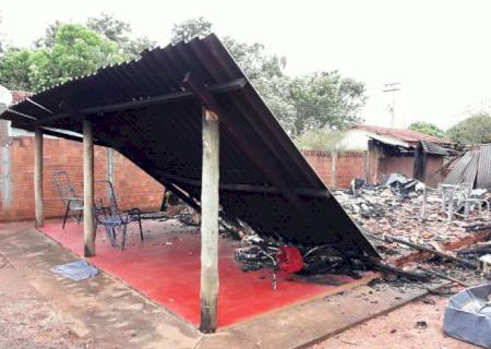 Incêndio destrói residência na cidade de Anaurilândia