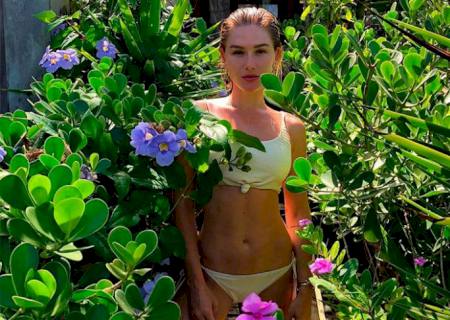 De biquíni no jardim, Fiorella Mattheis encanta os fãs
