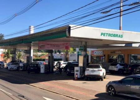 Combustível caro faz postos operarem com ''meio tanque'' para não fechar