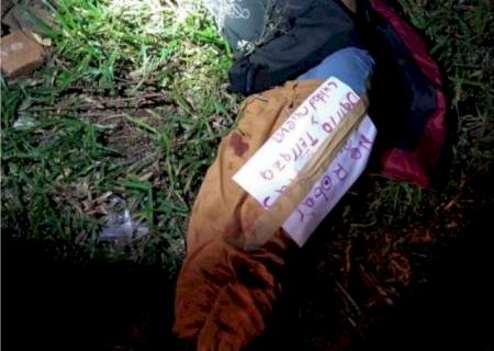 Jovem é raptado, morto na fronteira e justiceiros deixam recado
