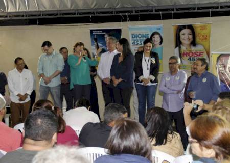 Chuva não assusta e população lota diretório do PSDB para ato em apoio à Dione Hashioka