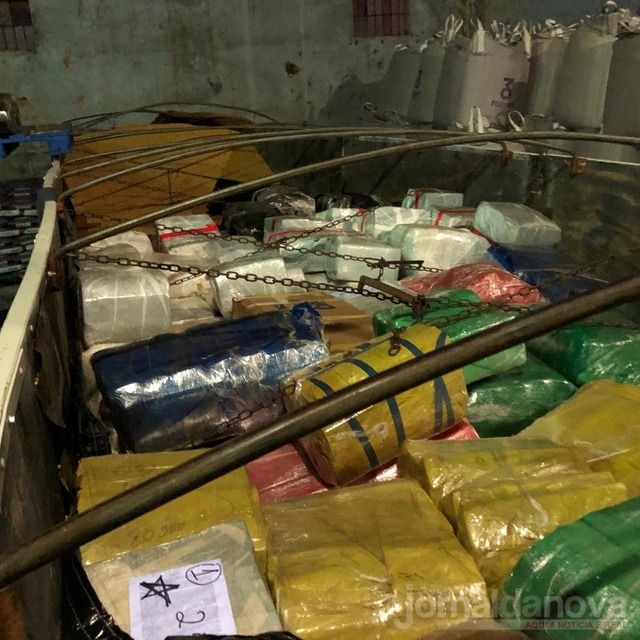 PF prende 19 pessoas e apreende 7 ton de maconha na fronteira