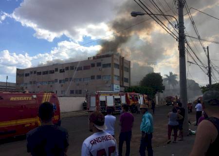 Incêndio de grandes proporções atinge hotel e mobiliza bombeiros na Capital