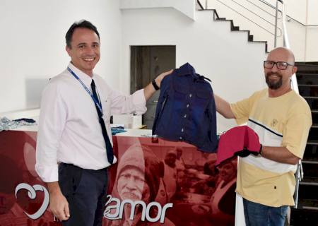 Senai doa 2,1 mil peças de roupas produzidas por alunos à instituição de assistência social