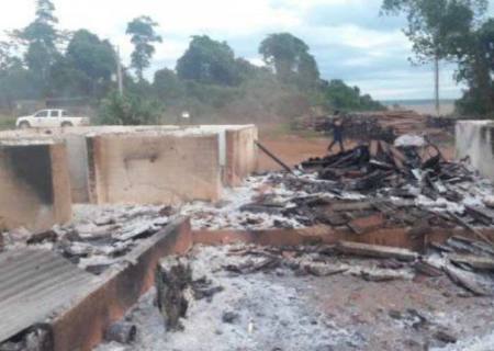 Grupo terrorista paraguaio invade fazenda, mata guarda e queima carros