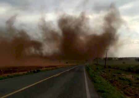 Vídeo: Força de redemoinho chega a derrubar reboque em rodovia estadual