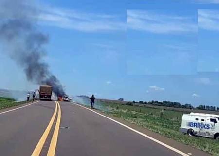 Bandidos armados com fuzis assaltam carro-forte na região de fronteira