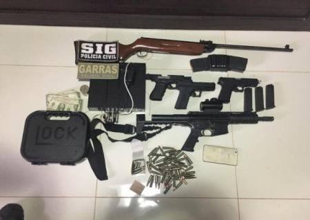 Polícia encontra arsenal em mansão de ''soldado'' do PCC na fronteira