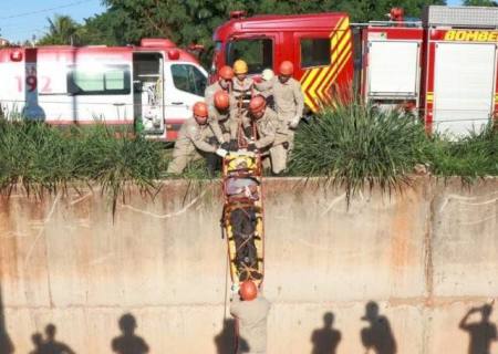 Homem cai em córrego e é socorrido em estado grave na Capital