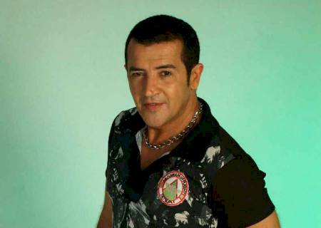 Beto Barbosa tem fase de ''rei'' da lambada revivida em ''Verão 90''