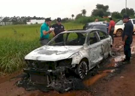 Carro usado na execução de piloto é encontrado incendiado em Ponta Porã