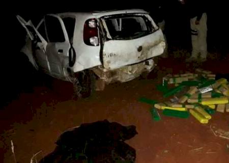 Carro cheio de maconha capota, motorista morre e passageiro é preso na BR-463