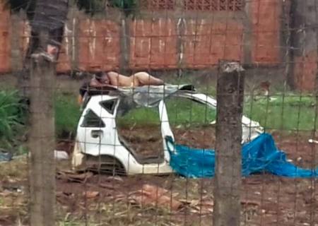 Homem é flagrado dormindo nu em cima de carcaça de carro em Campo Grande