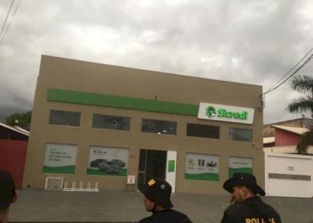 Para impedir reação, assaltantes encurralaram policiais de plantão