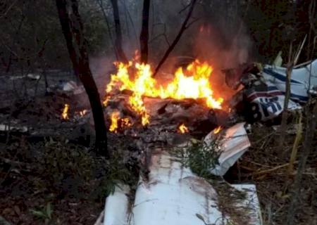 Avião de pequeno porte cai perto de aeroporto e duas pessoas morrem na Capital