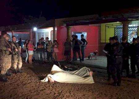 Motociclista é executado a tiros em frente de escola na fronteira