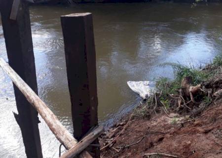 Corpo é encontrado esfaqueado na beira de um rio em Ponta Porã
