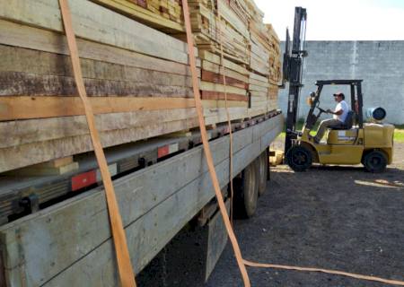 PMA autua empresa em R$ 6,9 mil e apreende caminhão com madeira irregular