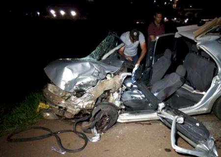 Homem morre ao colidir carro contra caminhão em Dourados