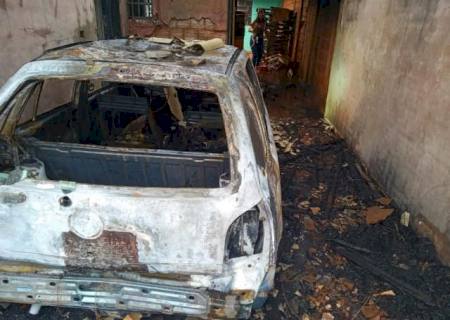 Incêndio destrói carro e cômodo de residência na Capital