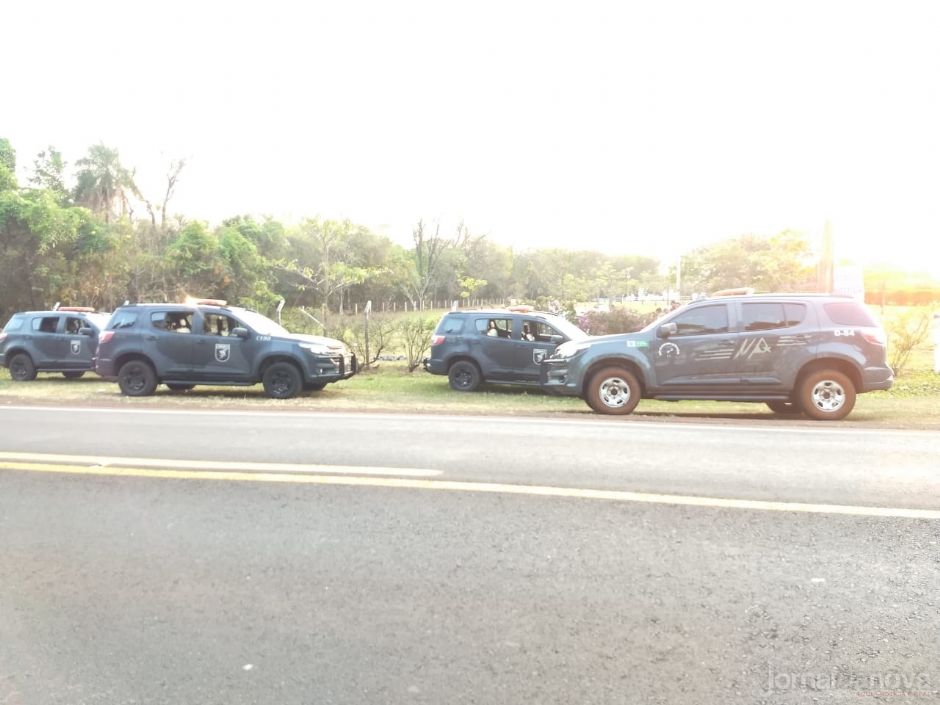 Traficante é lançado para fora de caminhonete em perseguição e outro morre em confronto
