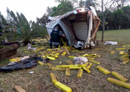 Traficante é lançado para fora de caminhonete em perseguição e outro morre em confronto