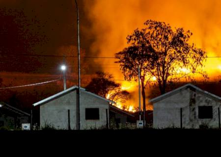 Incêndio em vegetação chega bem próximo a área urbana de Bodoquena