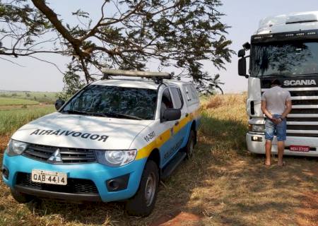 PMR apreende carreta com 42,5 mil maços de cigarros em Angélica