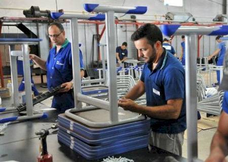 Com 22% das vagas disponíveis no Estado, saiba o que faz um auxiliar de produção