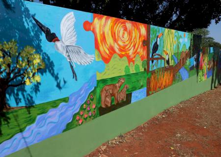 Pintura no muro da Escola Municipal Efantina de Quadros homenageia fauna e flora sul-mato-grossenses