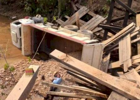 Ponte não resiste e desaba com peso de caminhão MS-142