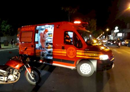 Colisão entre moto e carro deixa mulher ferida na Moura Andrade