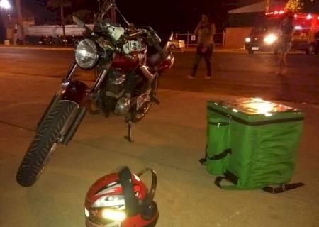 Entregador de lanches sofre queda de moto após ser fechado por carreta