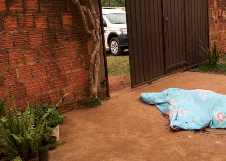 Homem vai visitar a namorada e é morto por pistoleiros na fronteira