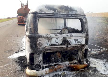 Kombi é destruída pelo fogo e três pessoas ficaram feridas em Nova Andradina