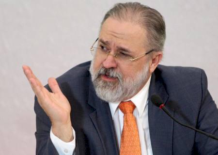 Aras repudia atitudes de Rodrigo Janot e declarações de Gilmar Mendes