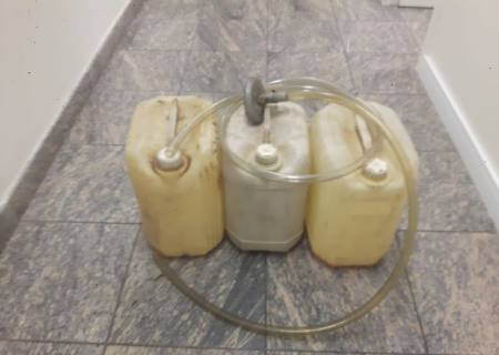 Dono de posto desconfia de furto e flagra frentista e motorista com 150 litros de gasolina escondida em galões